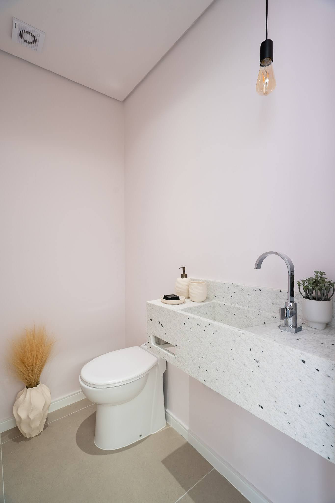 Lavabo com bancada de granito e cuba esculpida — Bela Cintra 201