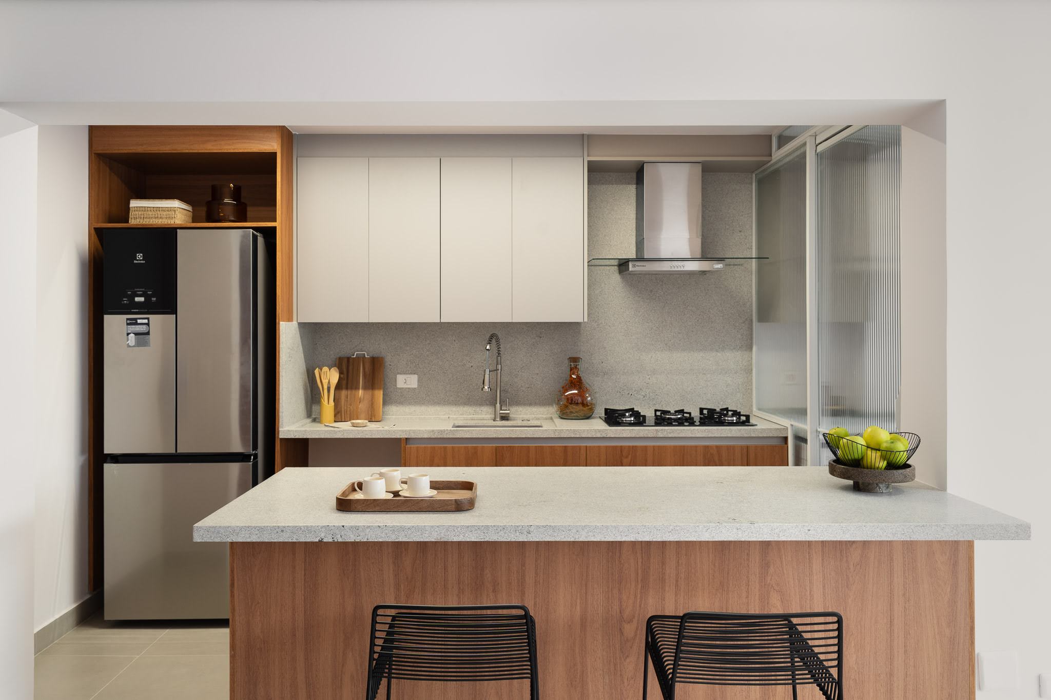 Cozinha com ilha, banquetas e eletrodomésticos instalados — Bela Cintra 201