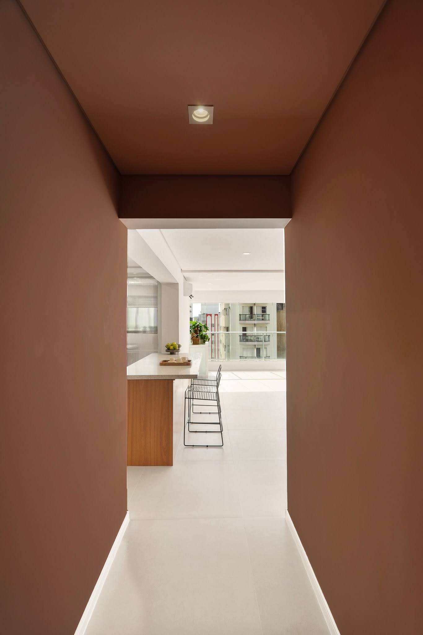 Hall de entrada em terracota com vista para a cozinha e a varanda — Bela Cintra 201