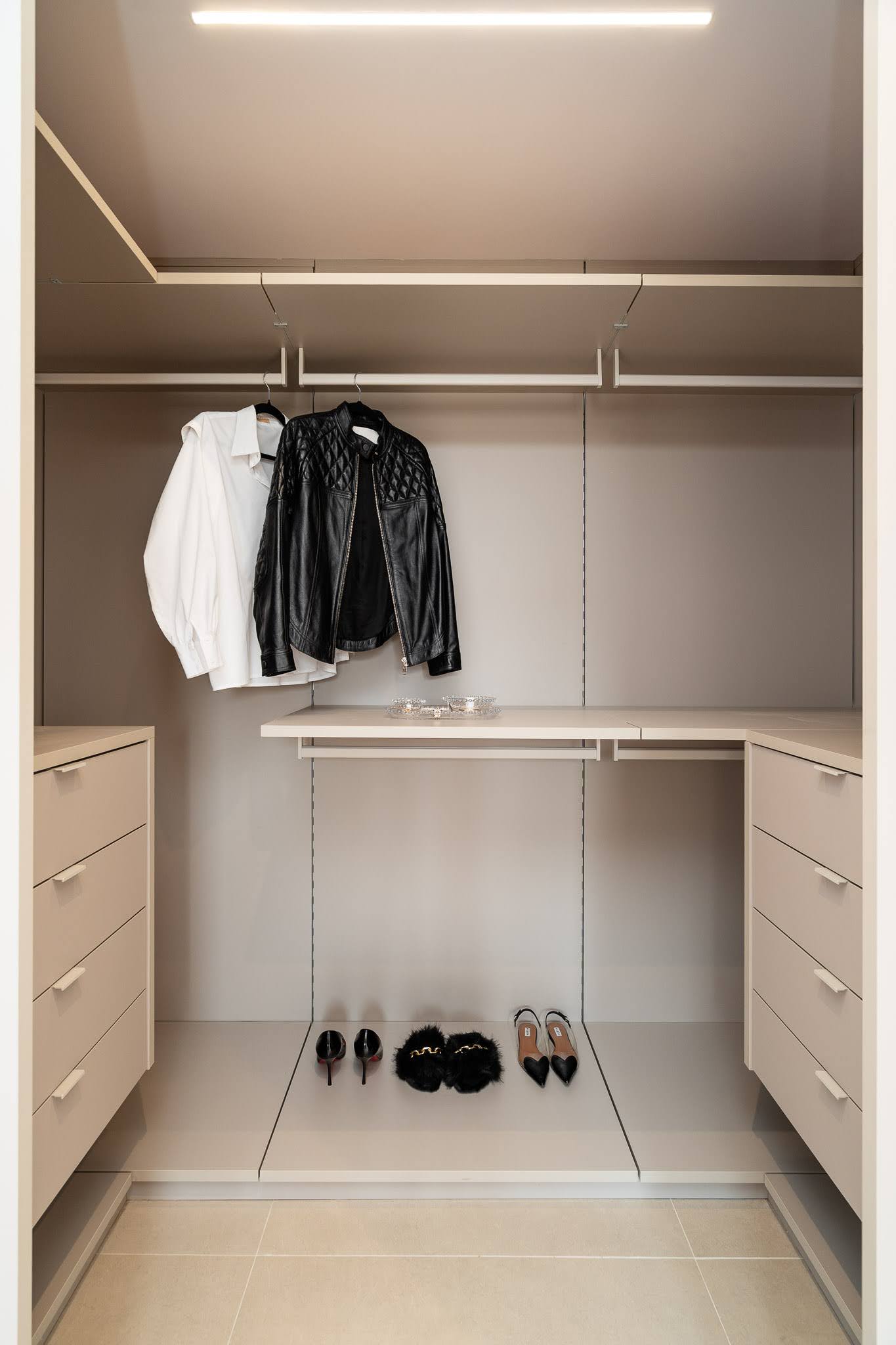 Closet da suíte master com cabideiros e gaveteiros — Bela Cintra 201