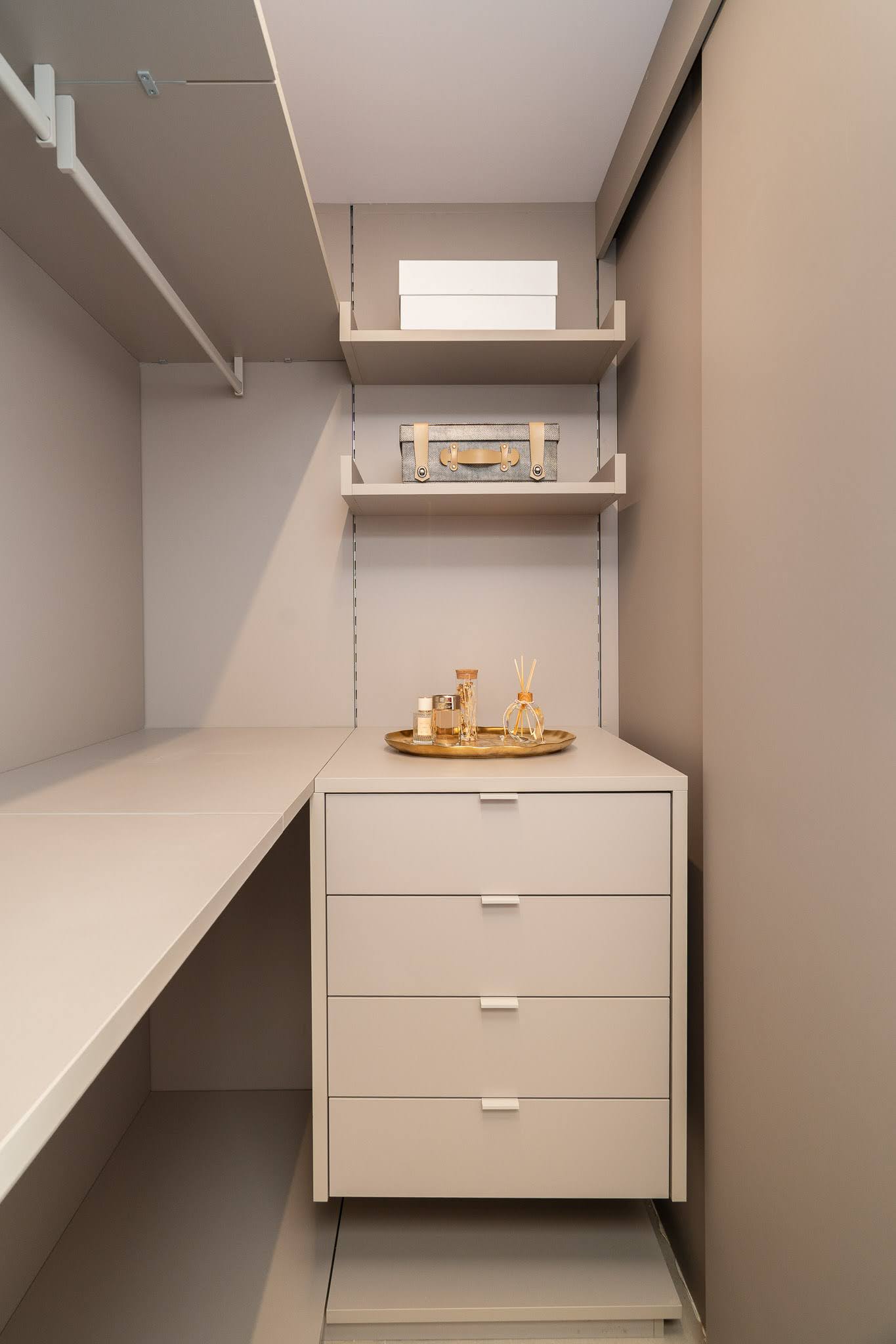 Closet com bancada, gaveteiro e prateleiras — Bela Cintra 201